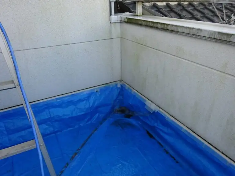 cover water leaking from ceiling using blue tarp